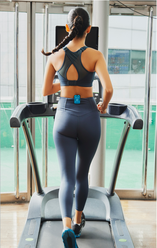 トレッドミルで走る女性の画像