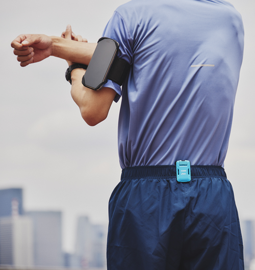 腰にセンサーを装着したランナー