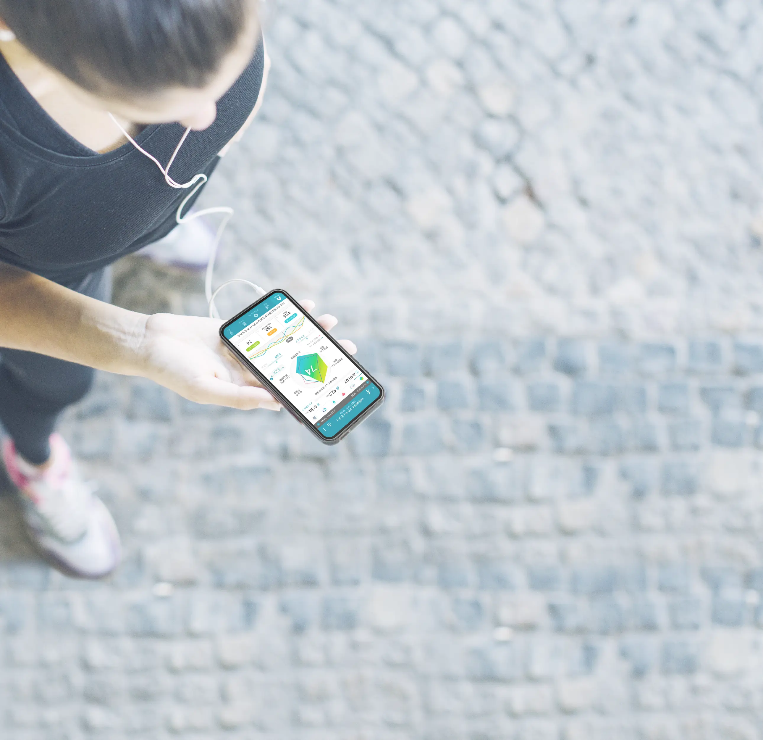 スマートフォンアプリRunmetrixを開きパフォーマンスをチェックするランナー