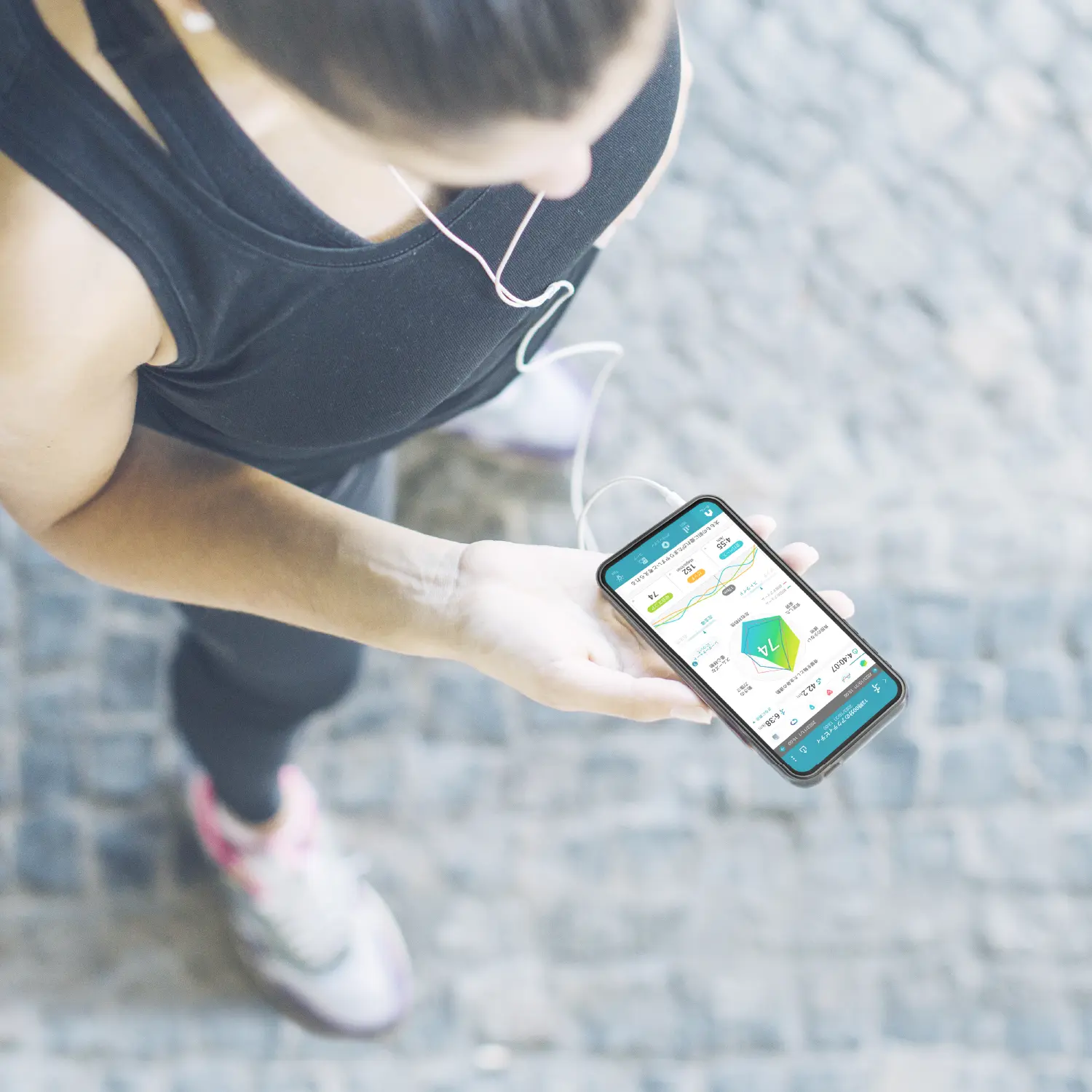 スマートフォンアプリRunmetrixを開きパフォーマンスをチェックするランナー